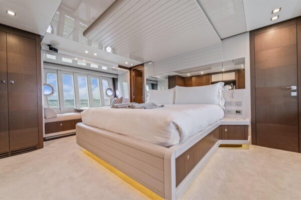 87FT FERRETTI - Image 21