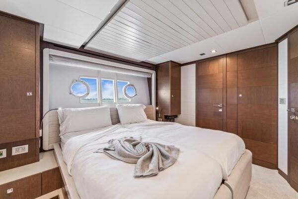 87FT FERRETTI - Image 24