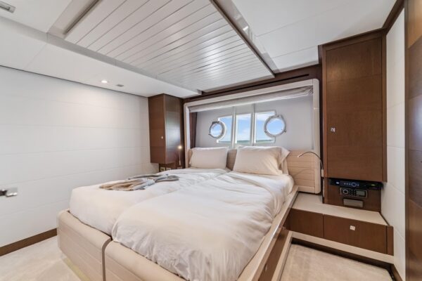 87FT FERRETTI - Image 27