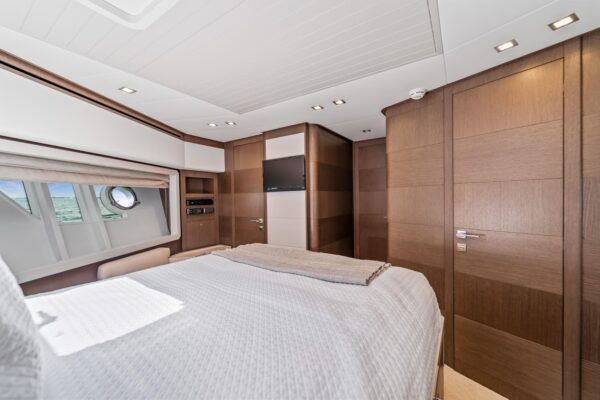 87FT FERRETTI - Image 29