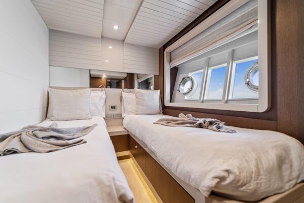 87FT FERRETTI - Image 31