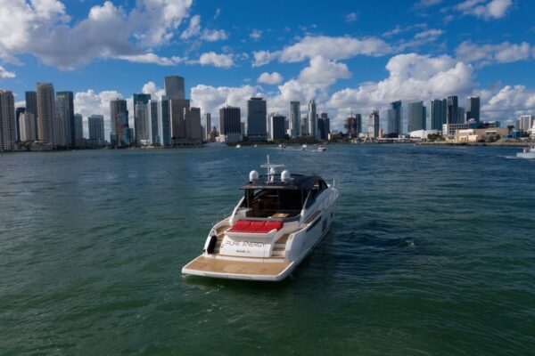 68FT FAIRLINE - Image 3