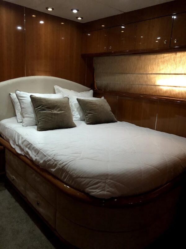 94FT SUNSEEKER WITH JACUZZI - Image 10