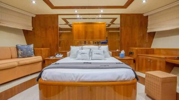 103FT AZIMUT WITH JAZUZZI - Image 9